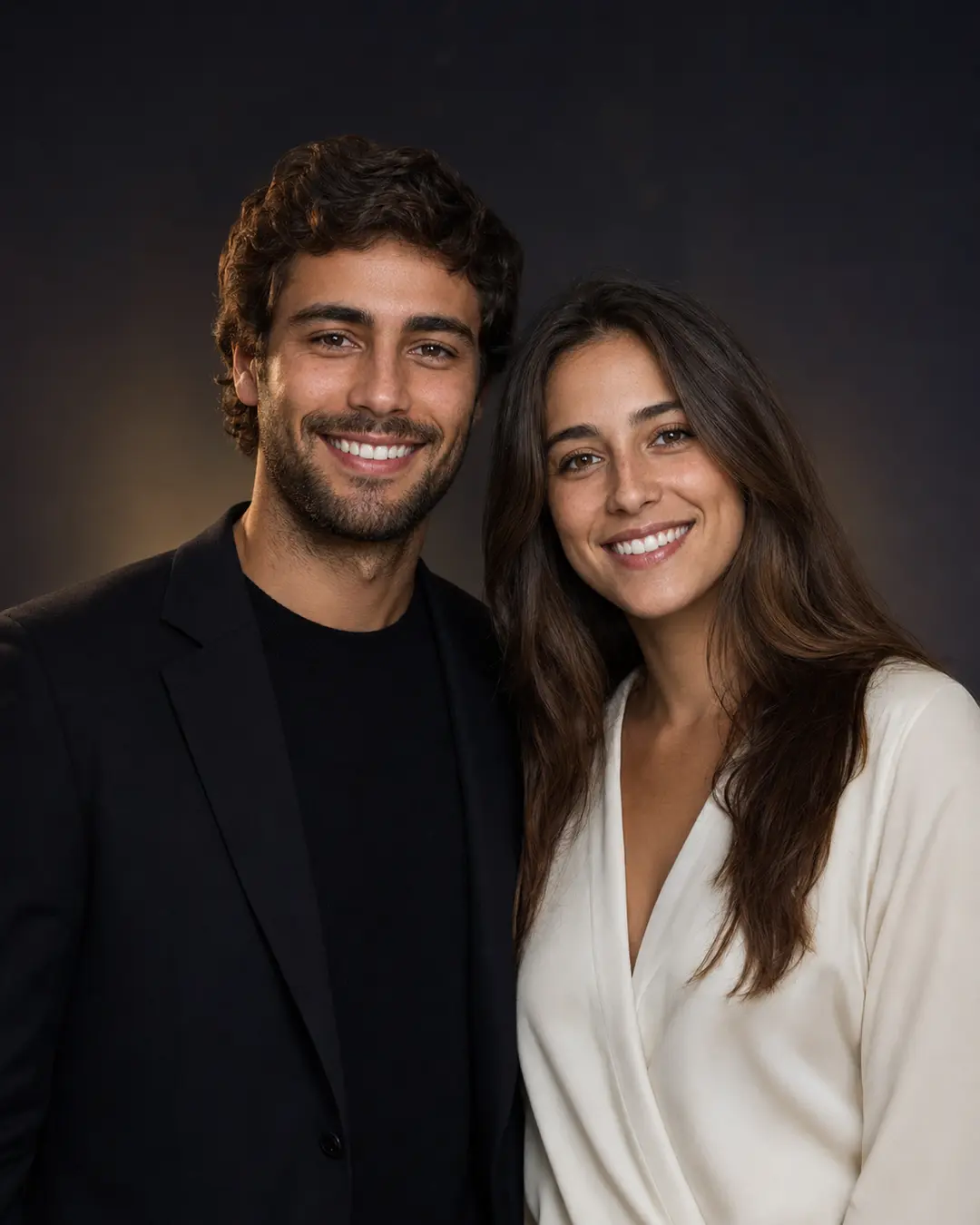 Casal português jovem com sorrisos naturais e cuidados